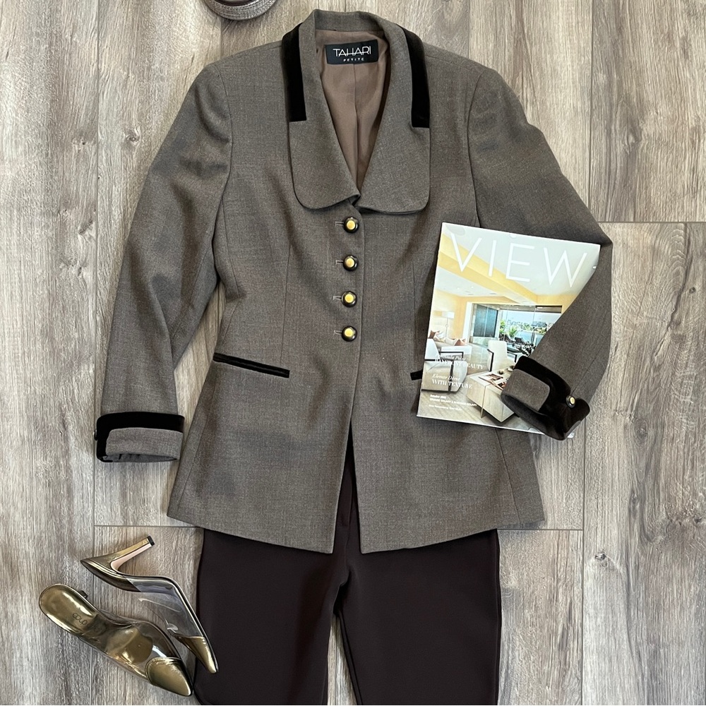 Nearly New Chocolate Brown  Tahari Tweed Blazer!